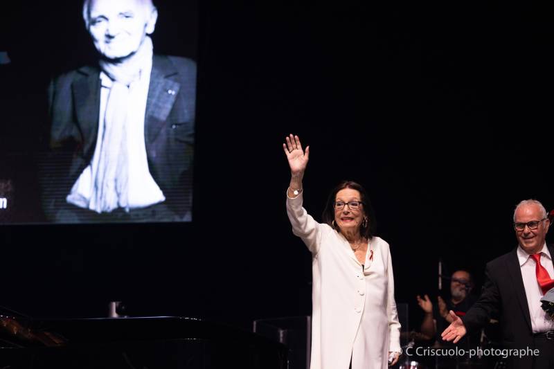 Nana Mouskouri rend hommage à Charles Aznavour au dôme de Marseille